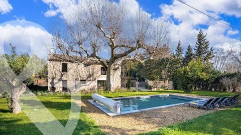 Set in the Eygalieres countryside, at the end of a short, gravelled driveway this property, a handsome, period stone-built farmhouse, comprises a 172 m² main house and several outbuildings, giving a total built area of 354 m². A former coaching inn, ...