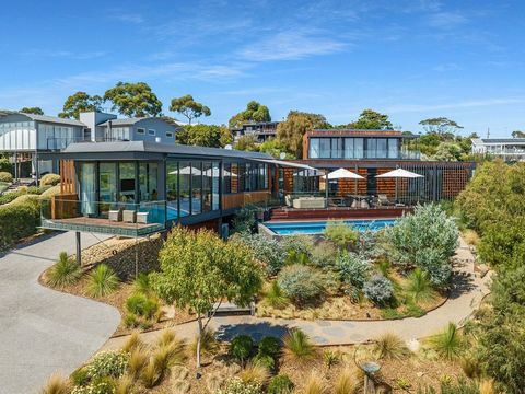 ALKIRA Niché sur un vaste terrain de 2140 m² au-dessus de la baie de Port Phillip, Alkira est une merveille moderne construite en 2020 par Bakka Constructions avec une finesse architecturale conçue par Adam Markowitz. Cette résidence de quatre chambr...