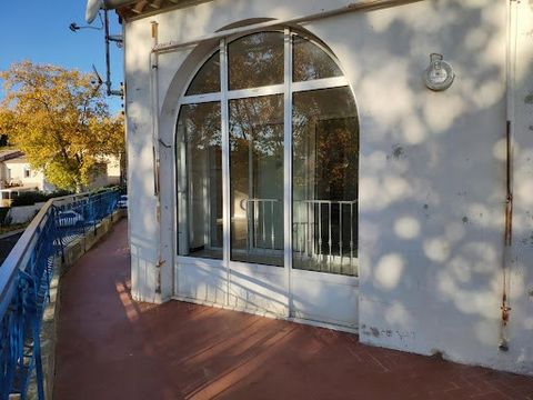 Close to Pezenas in a very beautiful village a very beautiful village house of 90m2 of living space with a nice terrace. Price 173250 euros agency fees included charge seller . Very openwork village house with a large living room, kitchen, three bedr...