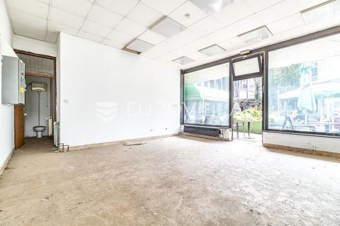 Business space/local area of 32 m2 is located on the ground floor of a residential building, providing an excellent opportunity for various business activities. It consists of one room that offers flexibility in organizing the space according to the ...