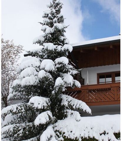 L'appartement de vacances est situé à environ 900 m d'altitude et est idéal pour des vacances de randonnée, de ski et de détente.