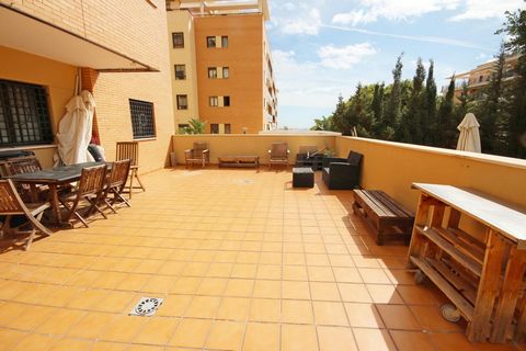 Fantastic bright apartment in a private urbanization with large swimming pool, tennis, communal gardens and children's areas. This apartment consists of: entrance hall with a large wardrobe, four large bedrooms and two bathrooms, one of them en suite...