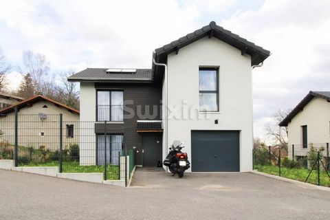 Ref 871JB: Crozet, in a quiet and discreet location, you will be charmed by this T5 detached house of 120m2, built in 2022 on 2 levels, on a plot of 336m2. This house has a fully equipped kitchen, opening onto a bright living/dining room giving acces...