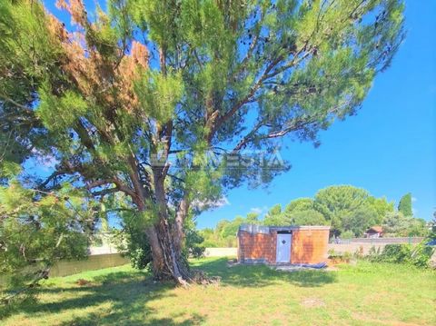 Peroj, onafgewerkte bungalow dichtbij de zee In het idyllische dorp Peroj, op slechts 200 meter van de zee en goed onderhouden stranden, bevindt zich dit unieke pand, dat een perfecte kans biedt voor investeringen of het creëren van een eigen vakanti...