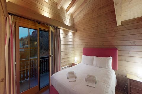 NATASHA – UITZONDERLIJK & LUXE Dompel uzelf onder in dit luxe chalet, dicht bij het dorp, met een adembenemend uitzicht op de Rhônevlakte en de bergen. Gelegen in het Zwitserse resort Nendaz in het hart van de 4 Valleien, biedt het slaapplaats aan ma...