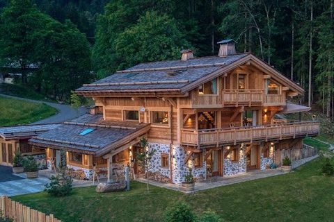 Saint-Gervais Mont-Blanc: Uitzonderlijk chalet in een landelijk alpengehucht. Gebouwd op een perceel van ongeveer 1.100 m², op een dominante kaappositie, heeft dit chalet van 236 m² (294 m²) een hoogwaardige afwerking. De woning is gelegen in een alp...