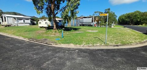 Dieser ca. 692 m2 große Block befindet sich in Cardwell, ca. 2 Kilometer von der Hauptstraße von Cardwell entfernt und bietet zahlreiche Cafés, einen Supermarkt, einen Pub und Boutiquen. Es gibt auch einen Golfplatz und Boccia-Anlagen im Cardwell Cou...