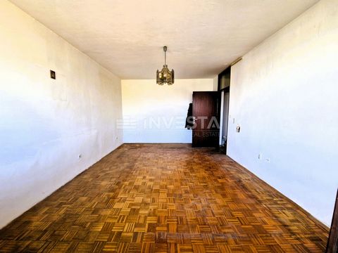 Location: Istarska županija, Pula, Šijana. Wohnung zum vollständigen Renovieren zu verkaufen Die Wohnung besteht aus einem Eingangsflur, einem großen Wohnzimmer mit Balkon, einer Küche, einem Esszimmer, einem Gäste-WC, einem Badezimmer und einem Flur...