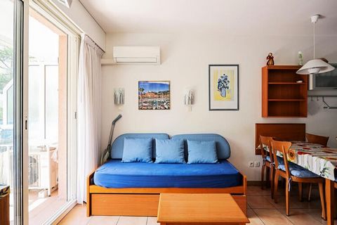 Cet appartement spacieux, situé au 5ème étage, offre un séjour confortable avec deux canapés-lits, offrant quatre couchages, et un coin cabine avec un lit simple, parfait pour les petites familles ou les groupes. Il accepte les animaux domestiques, a...