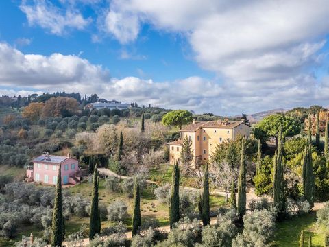 Questa villa unica, a pochi minuti dal centro storico dell'affascinante Montepulciano, si presenta come un vero gioiello della Toscana. L'accesso alla proprietà avviene attraverso un caratteristico vialetto costeggiato da cipressi, che dà già un'idea...