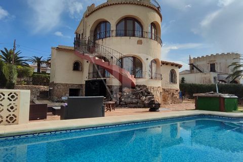 Villa van 237 m2 bebouwd en een perceel van 793 m2 met 3 slaapkamers en 3 badkamers in de urbanisatie Balcon al Mar in Javea met 2 verdiepingen. Op de hoofdverdieping, die in 2023 is gerenoveerd, zijn twee slaapkamers, waarvan een met badkamer en sui...