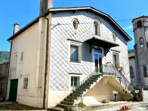 Au coeur du village de LACABAREDE, proche de toutes commodités, je vous présente cette grande maison de village avec terrain, sur 3 niveaux. Au 1er étage, le lumineux couloir vous mènera à la spacieuse cuisine équipée avec son cellier, au séjour avec...