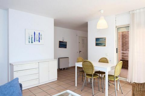 AT011 Les Palmeres: Apartamento situado en la mejor zona de la playa de Torredembarra, inmediatamente en primera línea de mar. El alojamiento tiene tres dormitorios, dos baños con bañera, cocina con pequeño lavadero adyacente, comedor y terraza con v...