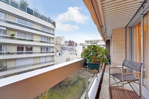 Cet appartement de 94 m² est situé dans le prestigieux quartier de Gros-Caillou, à Paris 7ème dans un bel immeuble de 1978 avec gardien et espaces vert. Situé au 4ème étage par ascenseur, avec balcon, cet appartement de 3 pièces comprend une belle pi...