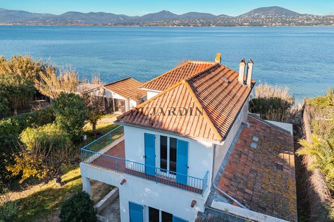 Ideally located on the water's edge and a stone's throw from the port of SAINT-TROPEZ, this property to renovate has an undeniable charm. Out of sight with direct access to the sea, this 135 m2 house comprises, on two levels, a living room, a kitchen...