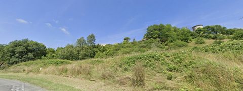 On the hillsides, Set of building plots with a total capacity of 4,306 m2, composed of 2 serviced lots (water, electricity, telephone, TAE), geotechnical soil study carried out, several projects are possible: build a single house on the two lots, bui...