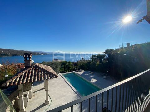 Opatija, Volosko, Villa mit Pool und Meerblick Das Haus besteht aus zwei Etagen, Erdgeschoss und Obergeschoss, die durch Innen- und Außentreppen verbunden sind. Das Erdgeschoss besteht aus einer Küche, einem Esszimmer und einem geräumigen Wohnzimmer....