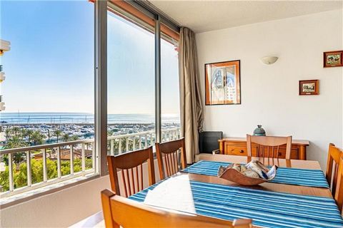 Apartamento con vistas laterales a Puerto Portals y bajada directa a la playa. este apartamento consta de un salón comedor con cocina americana y vistas laterales al mar, 2 habitaciones con armarios empotrados, 1 baño, aseo, suelos de gres, aire acon...