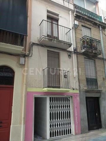 ¿Estás en busca de una propiedad que puedas personalizar a tu gusto en la hermosa ciudad de Reus? ¡Entonces, no busques más! Te presentamos una gran oportunidad para adquirir una vivienda a reformar en la calle Santa Teresa, en el corazón de Reus. NO...