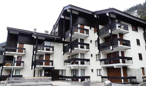 Situé au cœur du village de La Clusaz, l'appartement offre une base idéale pour une escapade à la montagne. A seulement 300 mètres des remontées mécaniques du Bossonnet, cet appartement de 72 m² en rez-de-chaussée peut accueillir jusqu'à 8 personnes....