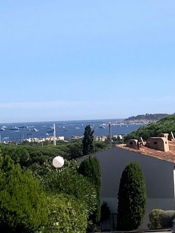 T2-Wohnung von 34,5 m2 in einem sicheren Gebiet von mehr als 10 Hektar in einem wunderschönen Pinienwald in der Nähe von Saint-Tropez. Die Wohnung ist durchgehend, hell und geräumig und öffnet sich auf eine hübsche Terrasse mit Blick auf den Naturpar...