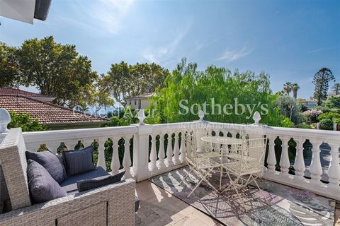 Alleinvertreter. Diese Villa in Menton wird Sie mit ihrem wunderschönen Meerblick und ihrer privilegierten Lage nur 100 m vom Strand entfernt, in der Nähe aller Geschäfte und Restaurants, überzeugen. Dieses Haus bietet eine schöne Wohnfläche von ca. ...