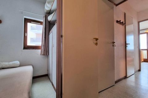 Dit charmante 2-kamerappartement, gelegen op de eerste verdieping van een residentie met lift, biedt een comfortabel verblijf met een balkon op het zuidwesten. De slaapkamer is voorzien van een tweepersoonsbed van 140 cm en het slaapgedeelte is voorz...