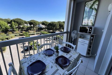 Pleasant apartment in a residence close to the beaches; 10 minutes on foot, you can access the beautiful beaches of Couchant and numerous local shops. This apartment located on the 3rd floor with elevator has all the features for a family stay: equip...