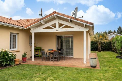 Just a stone's throw from the Dune du Pyla and the wide Landes Ocean beaches, this charming air-conditioned family house offers the perfect getaway. With 120m² of space, the house can comfortably accommodate up to 6 guests, making it ideal for family...