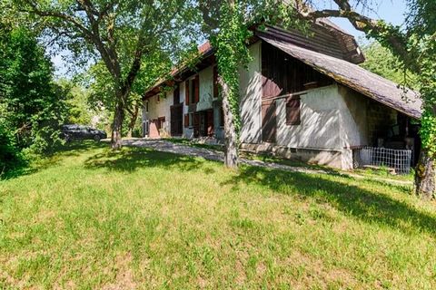 Situé dans le vieux village de Seynod, à Annecy, ce beau studio de 40m² au sein d'une ferme traditionalelle is idéal pour accueillir 2 personnes. Rust en proche de toutes commodités, het ferme in het stedelijke milieu is parfait voor bezoekers van de...