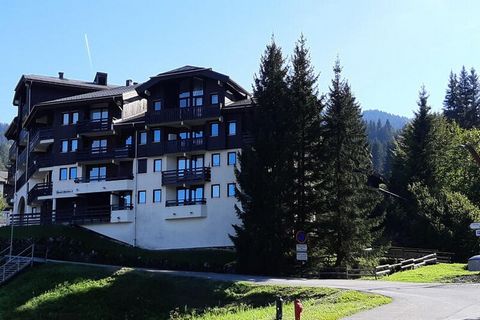 Cet appartement cosy au pied des pistes est parfait pour 4 à 5 personnes et offre un séjour tout confort au cœur de la station de Morillon 1100 Les Esserts. L'appartement comprend un lit superposé (90 x 190 cm) dans un coin montagne, un lit double (1...