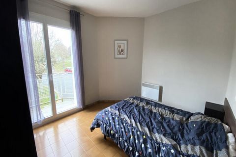 T3 gelegen op het plein centre-ville de La Roche-Posay, op de 1e verdieping van een mono-eigendom, comprenant: een stuk levend met een keuken entièrement équipée, twee kamers, een beschikking over een verlichte 140 * 190 en l 'buiten de twee lits van...