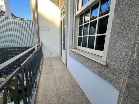 T0 flat with garden of 70 m2, located in Rua da Almada, to buy in Porto. Ready to move in! Inserted in a rehabilitated building, which has maintained the original characteristics, this flat is on the 1st floor, with sun exposure to the west. The livi...