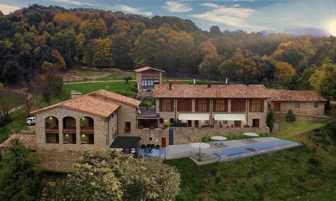 Verscholen in een indrukwekkend bos- en veeteeltgebied van 400 hectare en binnen het beschermde natuurgebied van de vulkaanzone van de Garrotxa (Girona) ligt dit onvergelijkbare landgoed, 850 meter boven zeeniveau, met een uitzonderlijk uitzicht, tot...