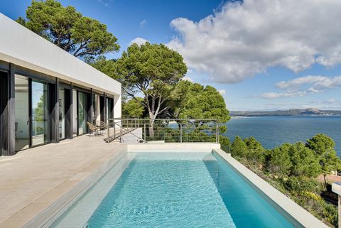 Esta exclusiva villa está situada en una de las zonas más codiciadas de la Costa Brava, entre las playas de Sa Riera y Aiguafreda, con vistas panorámicas al mediterráneo, las Islas Medas y el Montgrí, y de fácil acceso, tanto en coche como a pie, des...