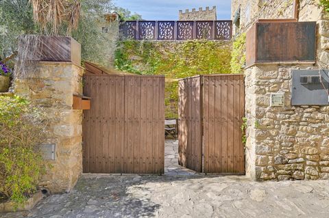 BARNES präsentiert dieses wunderschön renovierte Dorfhaus, das im Jahr 2018 vollständig aktualisiert wurde und sich im Herzen von Peratallada befindet, einem bekannten mittelalterlichen Dorf im Goldenen Dreieck von Baix Empordà, nur wenige Minuten vo...