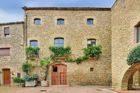 BARNES presenteert dit elegante herenhuis volledig gerenoveerd, gelegen in het hart van het bekende Empordanet, beschouwd als de beste wijk van de Empordà, aan de Costa Brava. Dit pand, dat de originele architectuur van die periode heeft behouden, is...