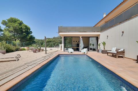 presenteert deze exclusieve villa van 362 m2 onlangs gerenoveerd in mediterrane stijl in een omgeving van absolute privacy in het hart van de Costa Brava, op slechts een paar minuten van het centrum van Begur en de beste stranden. De hoofdverdieping ...