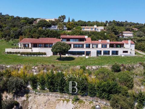 In Sant Andreu de Llavaneres, meer bepaald in Supermaresme, vinden we dit imposante huis, gelegen in een van de meest exclusieve gebieden van Catalonië en omgeven door golfbanen, jachthaven en allerlei diensten. Het huis ligt op een perceel van 11.00...