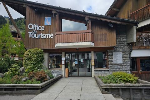 Ce luxueux appartement de 90 m² est idéalement situé à seulement 150 mètres de la télécabine de Super-Morzine. Situé au premier étage d'une résidence moderne avec ascenseur, cet appartement accueille confortablement jusqu'à 8 personnes. Il comprend u...