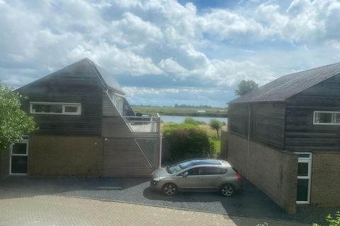 Welkom bij je charmante vakantieverblijf in het pittoreske watersportdorp Grou, waar de schoonheid van de natuur en de rust van het dorpsleven elkaar ontmoeten. Dit heerlijke huis ligt midden in het schilderachtige landschap van Friesland en belooft ...