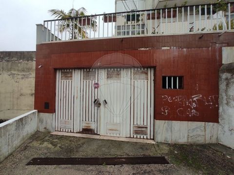 Een unieke kans in Almada Deze imposante garage, met zijn 485 vierkante meter, biedt een uitzonderlijke en veelzijdige ruimte, ideaal voor verschillende doeleinden. Deze woning, gelegen in Almada, biedt een unieke kans voor investeerders, bedrijven o...