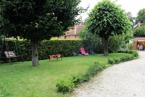 Het huisje heeft een ingerichte keuken met eethoek die uitkomt op het terras, een ruime woonkamer, een badkamer (grote extra platte douchebak, wastafel), een apart toilet. Aan de nachtzijde beschikt u over een slaapkamer met twee eenpersoonsbedden (2...