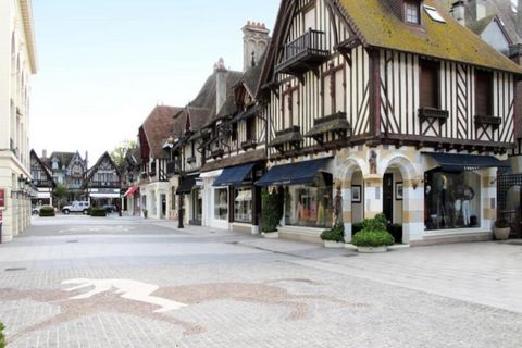 Deauville: Belle résidence „Le Fairway”, environnée par les arbres. En bordure de la localité, 1,5 km od centrum, dans un quartier résidentiel, 400 m od la mer, 400 m od la plage, dans une impasse. Infrastruktura zamieszkania: ascenseur. Magasins 900...