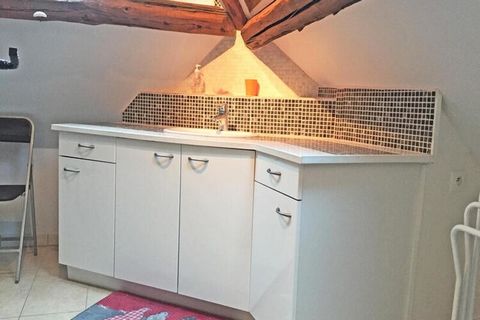 Pianterreno: - cucina aperta attrezzata (microonde, lavastoviglie, lavatrice, congelatore, ecc.), - soggiorno con TV, lettore DVD - 1 camera da letto (1 letto matrimoniale 160 cm). Pavimento : - 1 camera da letto (2 letti singoli 90 cm), - zona relax...