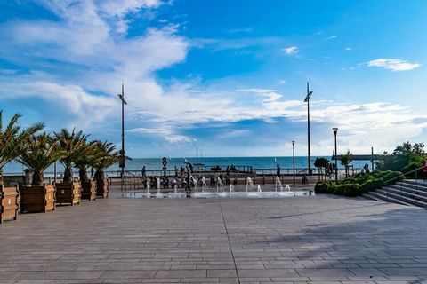 Questo monolocale si trova a pochi metri dalla spiaggia, dalla strada pedonale e dai negozi circostanti. Per un po' di relax avrete a disposizione il casinò, lo zoo e un'area naturale a meno di due chilometri. Ti piacerà anche goderti il ​​lungomare ...