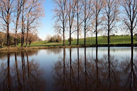 Op een perceel van 2500 m², volledig omheind, ligt het vrijstaande huis aan het einde van het gehucht vlakbij de weg van Saint Laurent Sur Gorre naar Saint-Laurent. Sereilhac. Een privévijver van 3.000 m² breidt het land uit en kan worden gebruikt om...