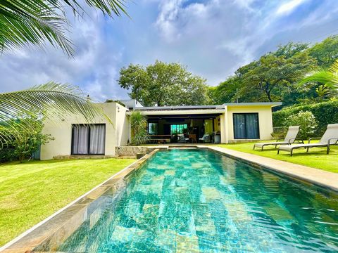 Erstaunliches Haus mit 4 Schlafzimmern / 4 Bädern Das Hotel liegt in Santa Rosa de Tamarindo, nur 10 Autominuten vom Strand entfernt. Diese atemberaubende Residenz im zeitgenössischen/Hacienda-Stil zeichnet sich durch ihr offenes Design, viel natürli...