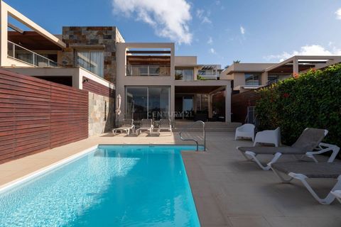 ¡Descubra su oasis perfecto en la prestigiosa urbanización Golfers en Salobre Golf, San Bartolomé de Tirajana! Esta villa de lujo, cuidadosamente renovada en 2017 y actualizada constantemente hasta 2024, ofrece un estilo de vida excepcional en un ent...