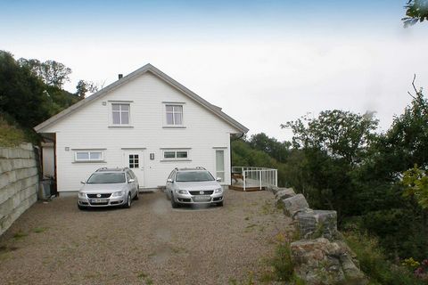 Modernes Ferienhaus mit Whirlpool und Panoramaaussicht zum schönen Grønsfjord! Das Ferienhaus steht recht gut geschützt auf einer Anhöhe, mit großartigem Ausblick sowohl vom Wohnzimmer als auch von der gesamten Verandafläche! Es wurde 2009 fertiggest...